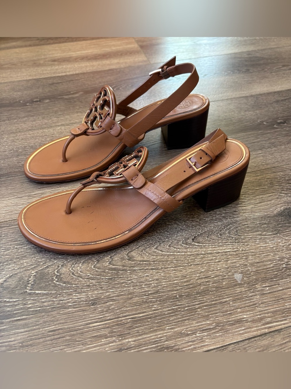 Tory Burch Miller Low Heeled Sandal Tan and
Gold 8 1/2 - Picture 3 of 7